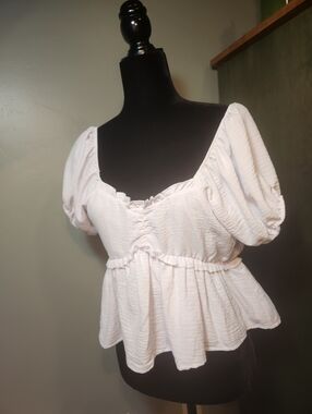 Discreet White Ruffled Peplum Puff-Sleeve Top Large